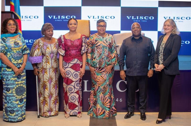 kinshasa: sur initiative de vlisco, judith suminua célèbre les droits de la femme avec plus de 120 commerçantes