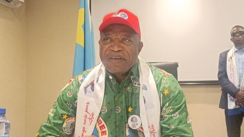 rdc: à lubumbashi, andré mbata signe et persiste sur la constitution : « le verrou peut tomber »