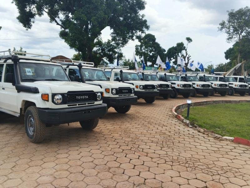 kwilu : félix tshisekedi remet 15 véhicules dont 5 au profit des administrateurs territoriaux