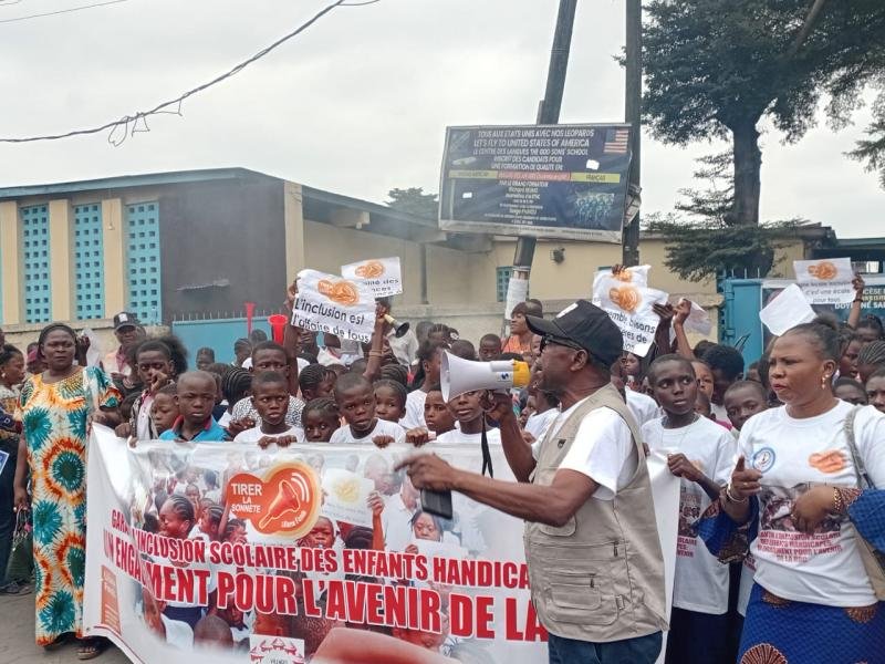 kinshasa : une caravane pour réclamer une école inclusive en faveur des enfants en situation de handicap