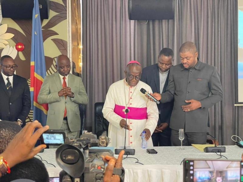 littérature : « cedrick tshibuyi océan : une préférence divine et une référence générationnelle », le nouvel ouvrage de l’abbé marcel claude kabongo porté sur les fonts baptismaux
