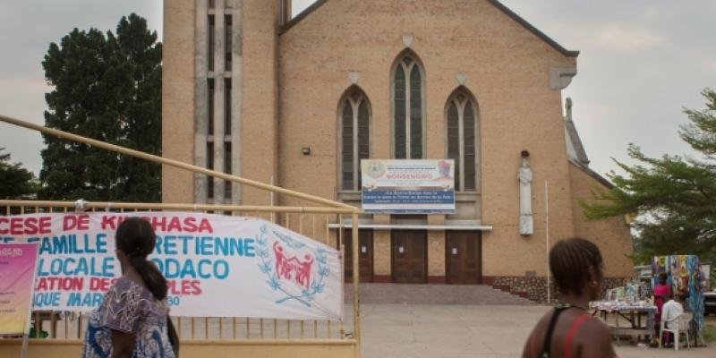l'archidiocèse de kinshasa dénonce une intrusion de militants de la force du progrès devant l'archevêché