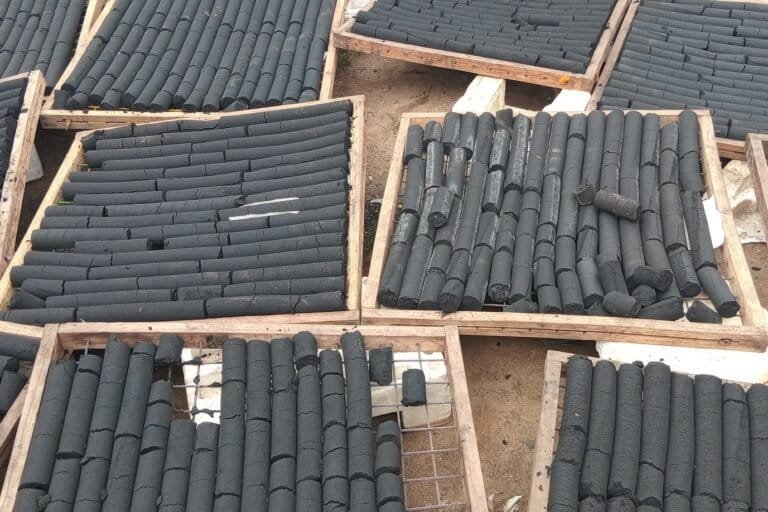 au bénin, un éco charbon de coques de noix de palme pour lutter contre la déforestation