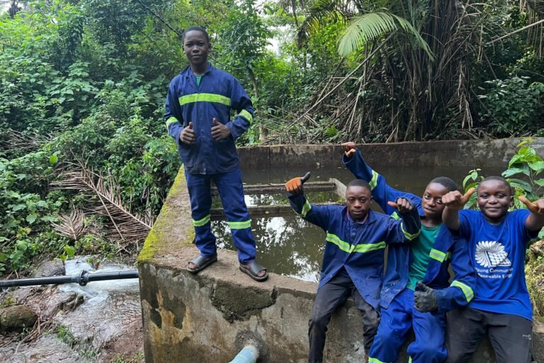 un mini barrage construit à la main pour réduire le déficit énergétique dans un village camerounais