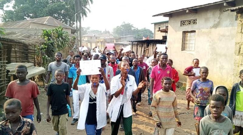 kasongolunda : la population a manifesté pour notamment exiger l'eau, l'électricité, les routes et la prise en charge du choléra