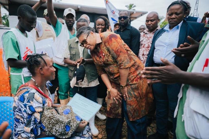ebola en rdc : judith suminwa enjoint à l’équipe de riposte de redoubler de vigilance et d’efforts afin de maintenir la tendance baissière observée sur le terrain