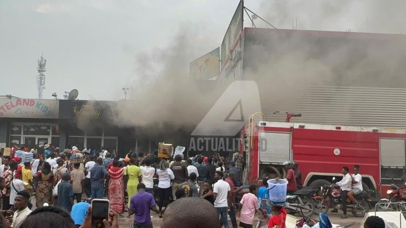 kinshasa : quatre boutiques ravagées par un incendie sur avenue nyangwe à lingwala