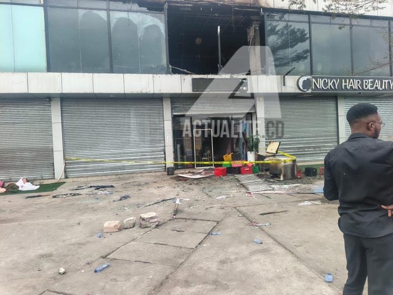 kinshasa : après l’incendie à la salle des fêtes panacée à lingwala, un bilan évolutif divergent malgré la poursuite annoncée des opérations d’identification des corps 